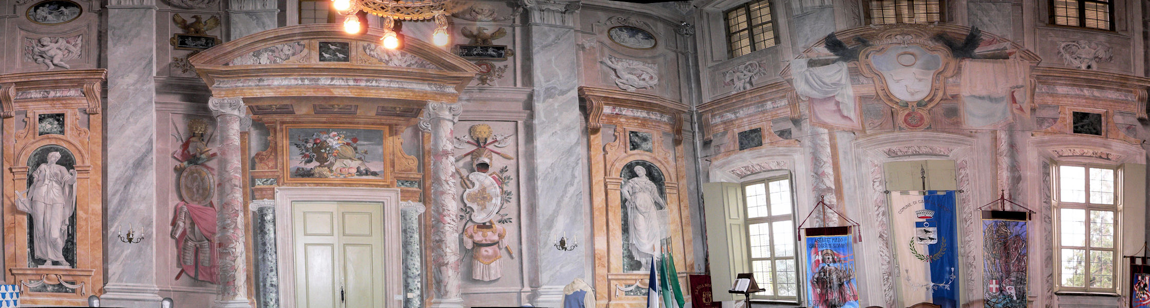 Gli affreschi delle pareti del Salone Rosso del Castello