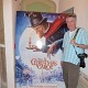 Alan_con_il_cartonato_di_Disney_A_Christmas_Carol
