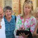 Sandra_mostra_foto_della_famiglia